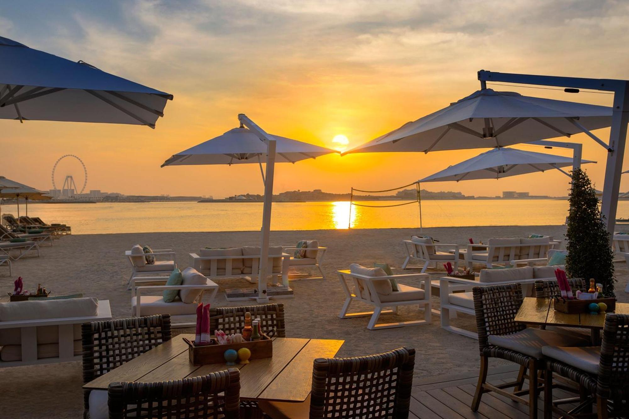 Marriott Resort Palm Jumeirah, Dubaj Kültér fotó Sunset at the beach