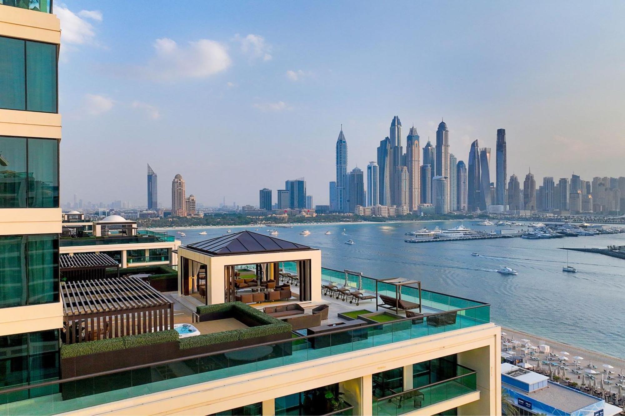 Marriott Resort Palm Jumeirah, Dubaj Kültér fotó View of Dubai Marina from the Westin