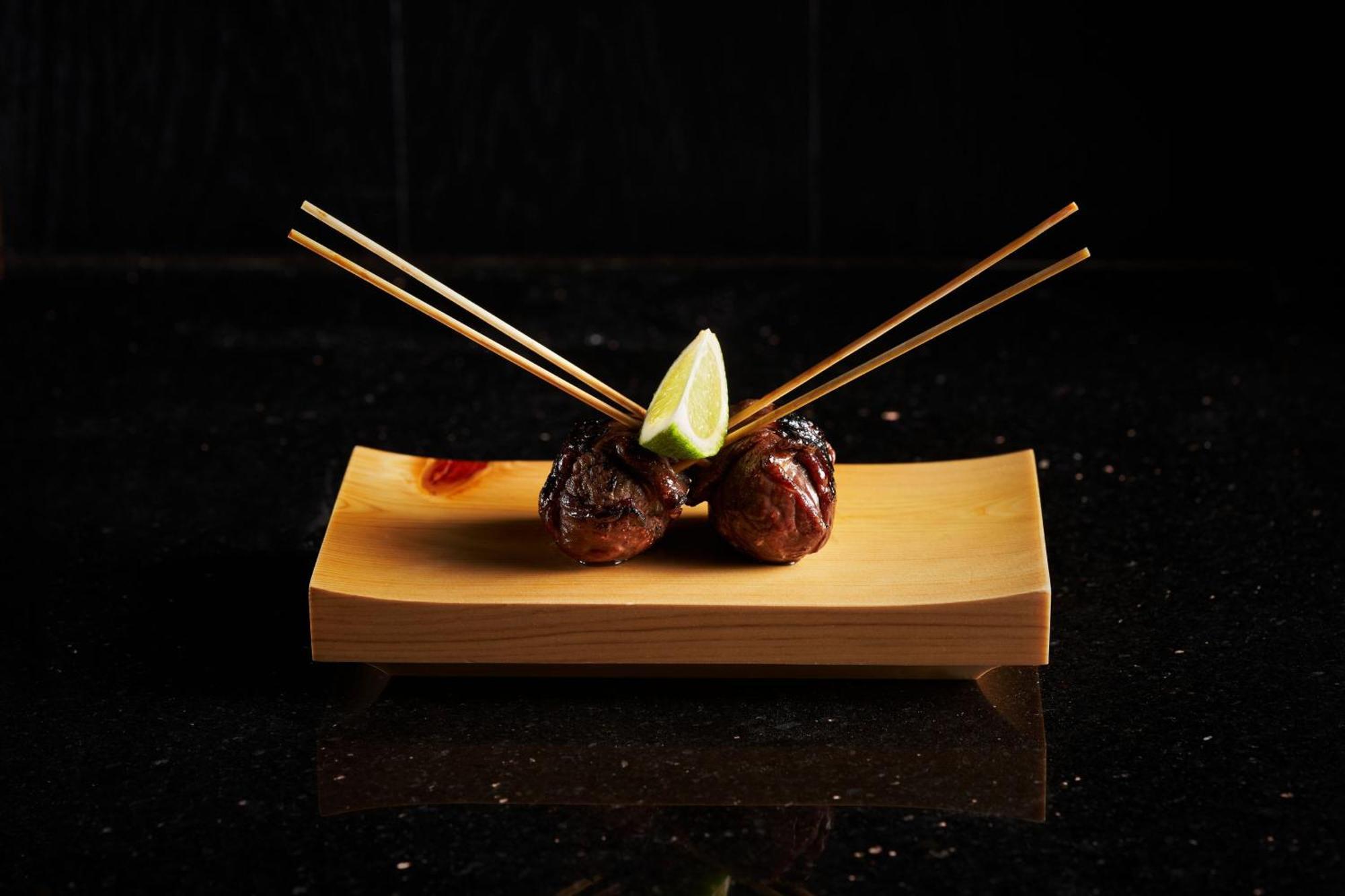 Marriott Resort Palm Jumeirah, Dubaj Kültér fotó A plate of yakitori