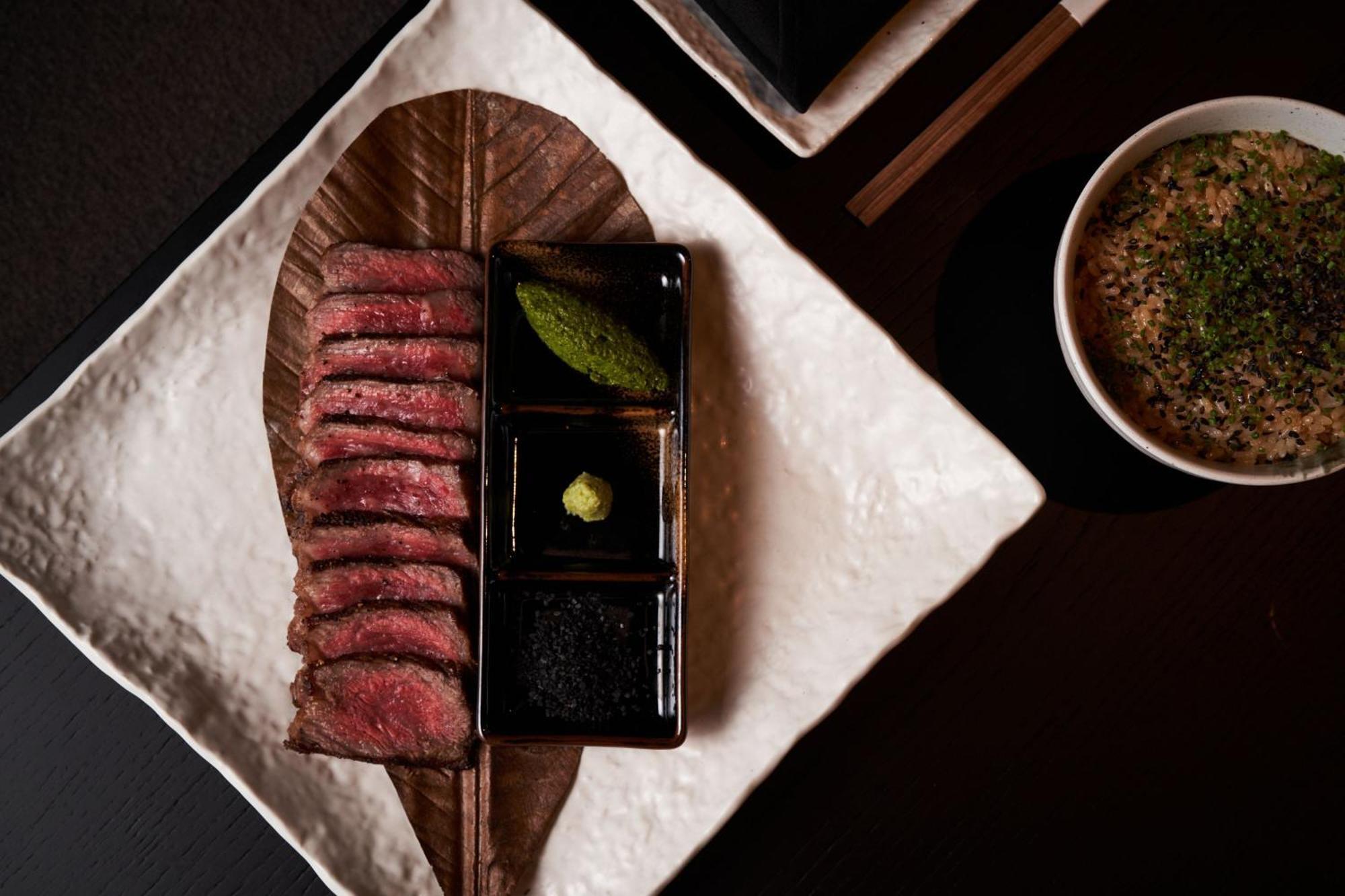 Marriott Resort Palm Jumeirah, Dubaj Kültér fotó A plate of steak
