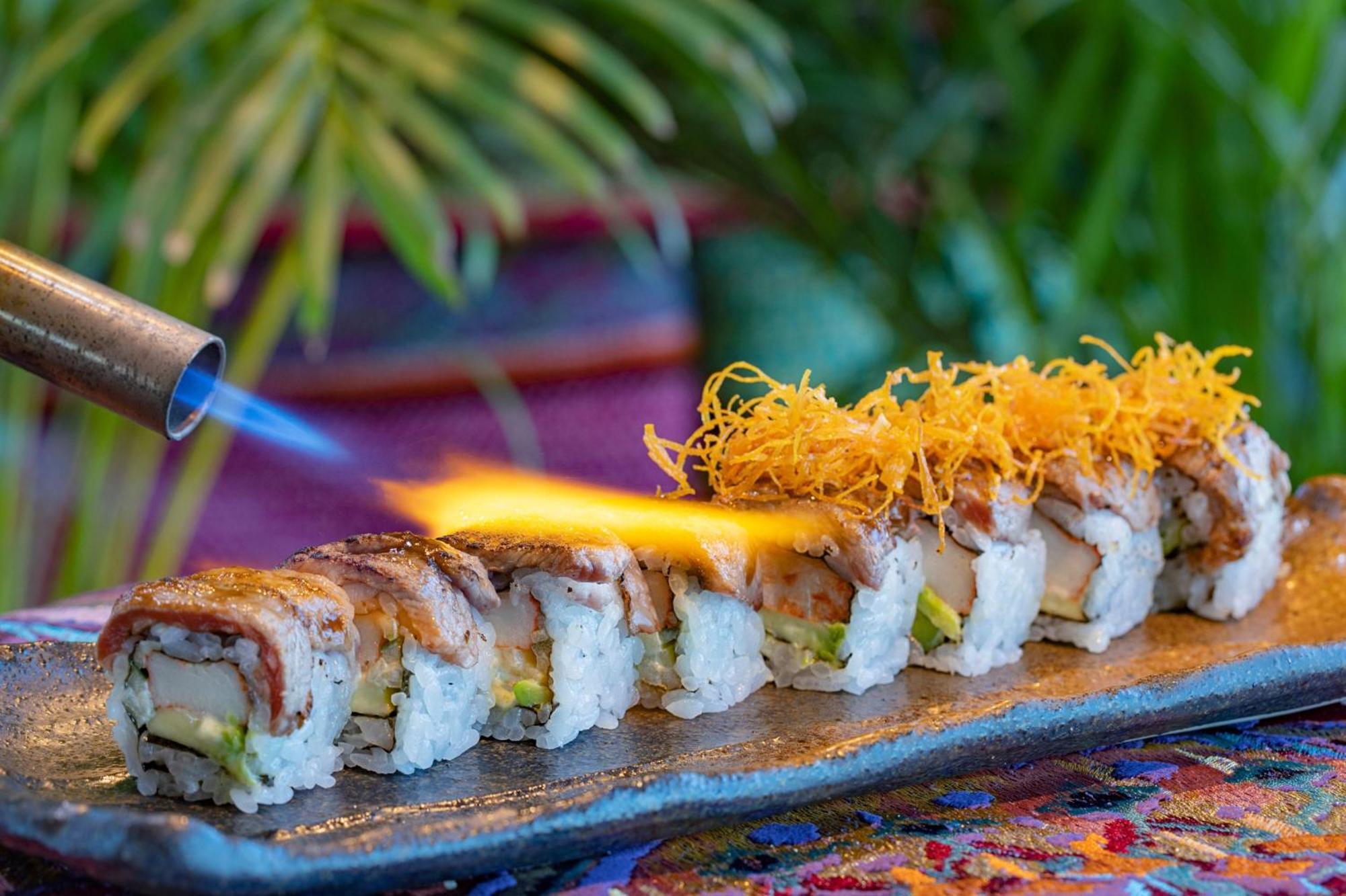 Marriott Resort Palm Jumeirah, Dubaj Kültér fotó Sushi being flambéed