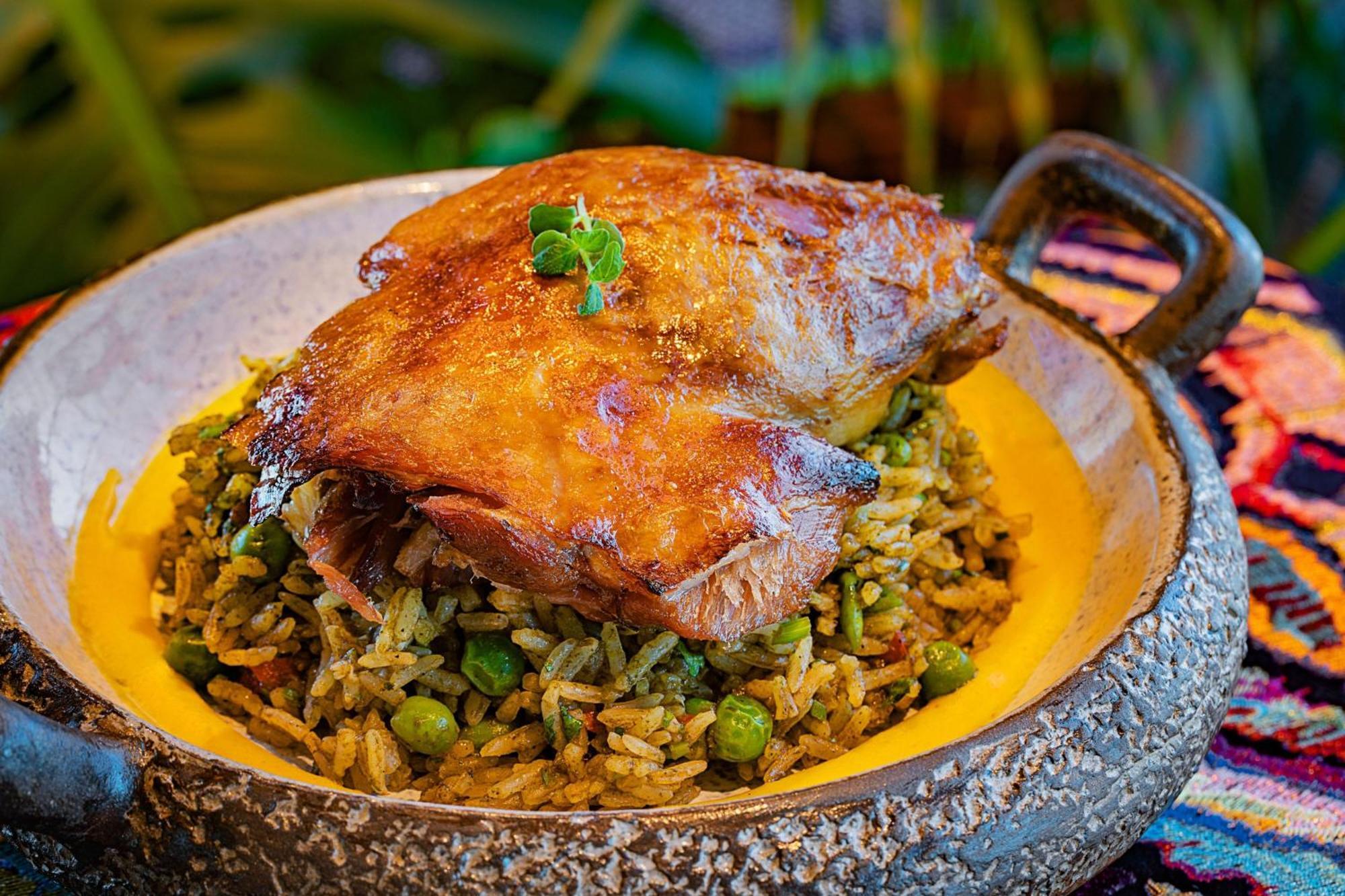 Marriott Resort Palm Jumeirah, Dubaj Kültér fotó A dish of chicken and rice