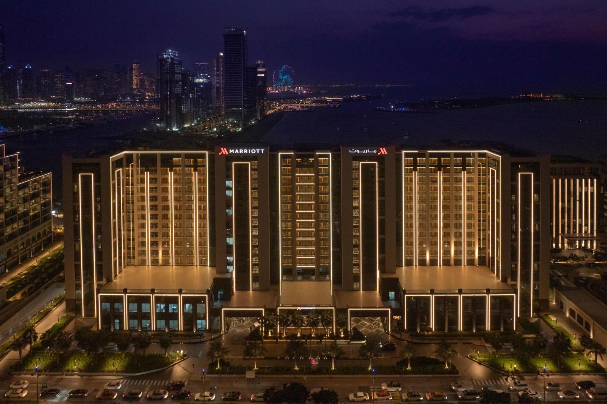 Marriott Resort Palm Jumeirah, Dubaj Kültér fotó The hotel at night