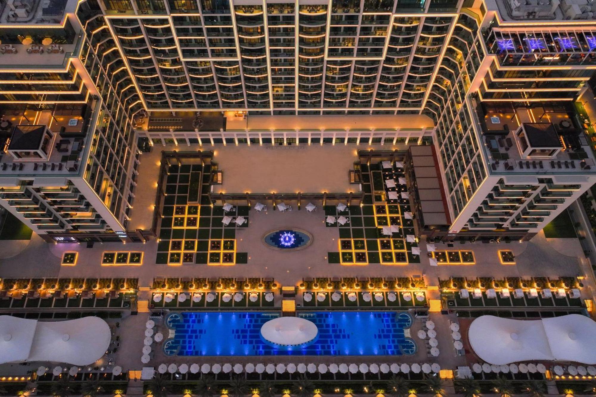 Marriott Resort Palm Jumeirah, Dubaj Kültér fotó The hotel's courtyard